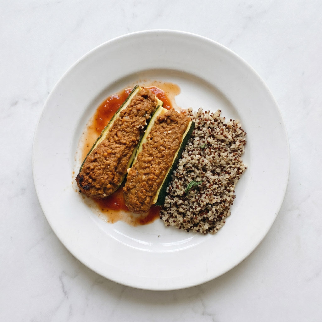 COURGETTE FARCIE (100% HACHE DE VOLAILLE ET LEGUMES), COULIS DE TOMATES AU PARMESAN, QUINOA AUX HERBES VERTES